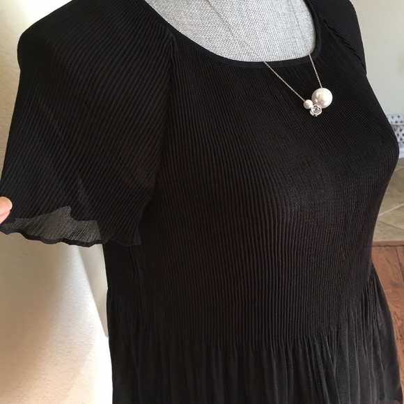 New - BR sheer mini pleats top - Picture 2 of 4